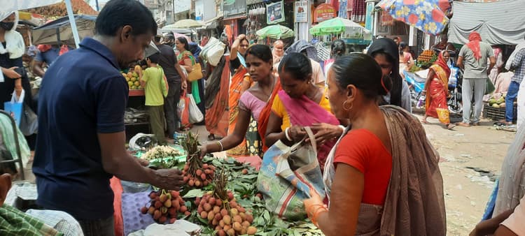 पति के दीर्घायु होने के लिए महिलाएं आज करेंगी रखेंगी निर्जला उपवास