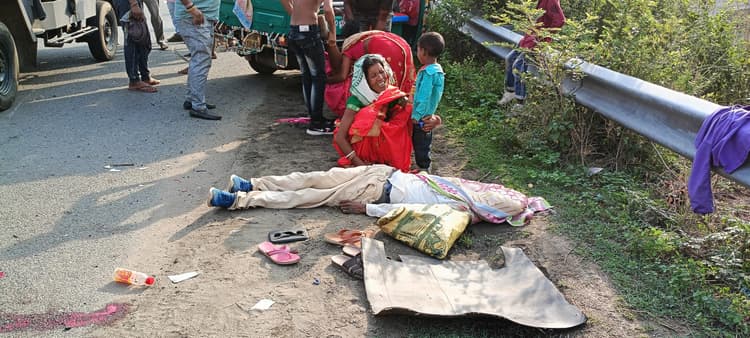 तेनुघाट में टेंपो पलटा, युवक की मौत