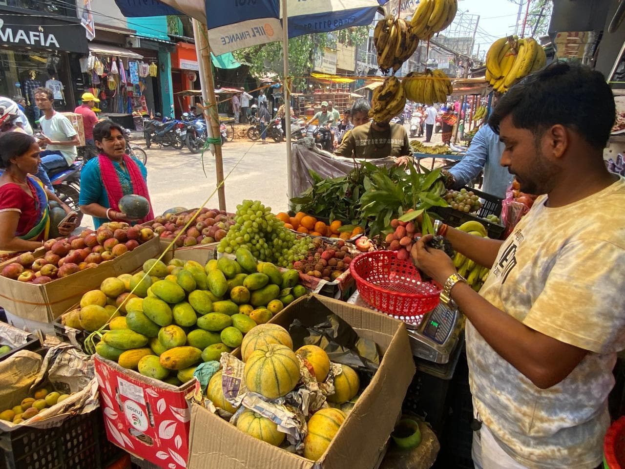 पति की लंबी आयु के लिए सुहागिनें आज करेंगी वट सावित्री व्रत