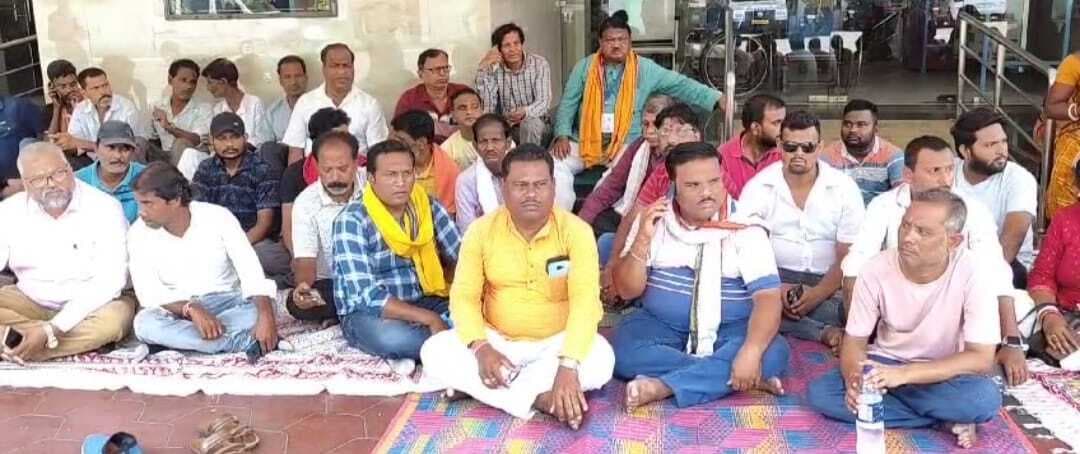 सांसद जुएल ओराम ने धरना में लिया हिस्सा-बोले बुदिया के आश्रित को अनुकंपा नियुक्ति नहीं मिली, तो जोरदार आंदोलन करेंगे