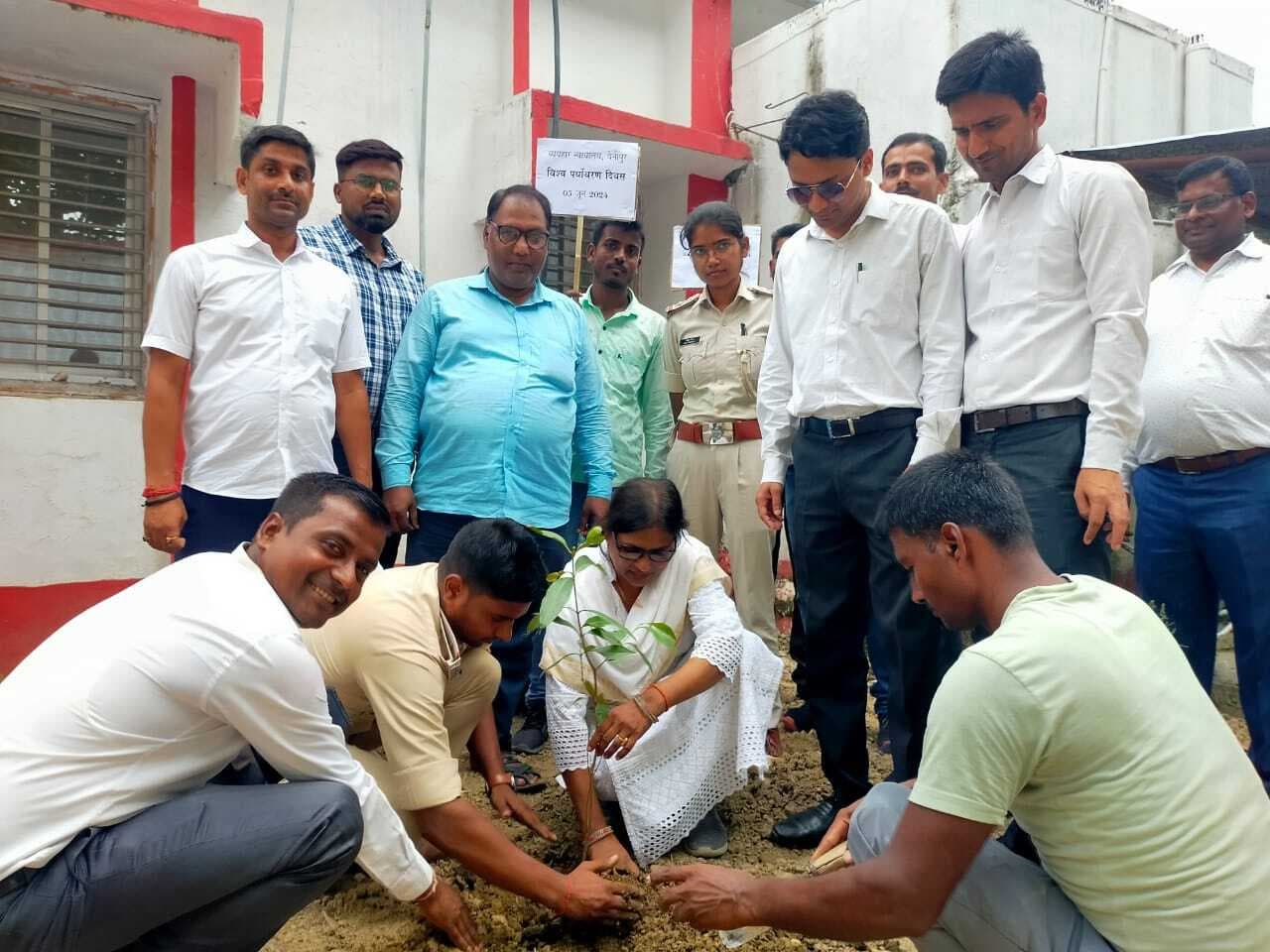 न्यायिक अधिकारियों ने पौधरोपण कर दिया पर्यावरण संरक्षण का संदेश