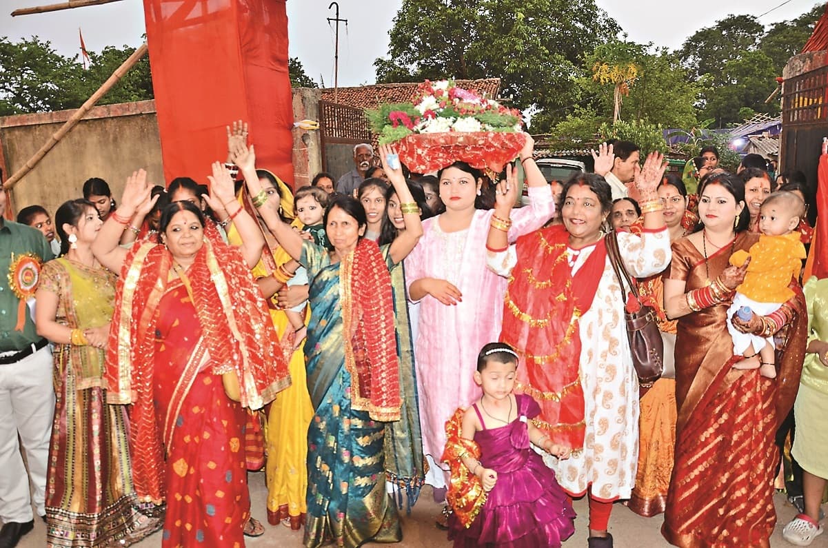 तीन दिवसीय बड़ा पूजा शुरू, निकली भव्य शोभायात्रा