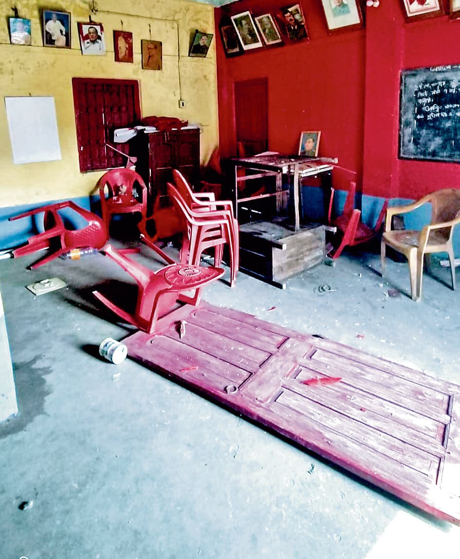 चुनाव के नतीजे आने के बाद भाजपा-माकपा के पार्टी कार्यालयों में तोड़फोड़