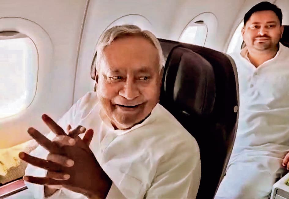 एक ही विमान से दिल्ली गये नीतीश कुमार और तेजस्वी