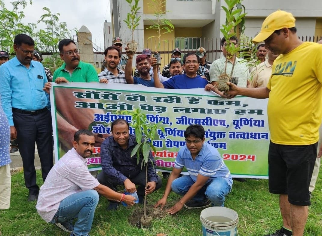 ‘सांसे हो रही है कम, आओ लगाएं पेड़ हम’ के उद्घोष के साथ किया पौधरोपण
