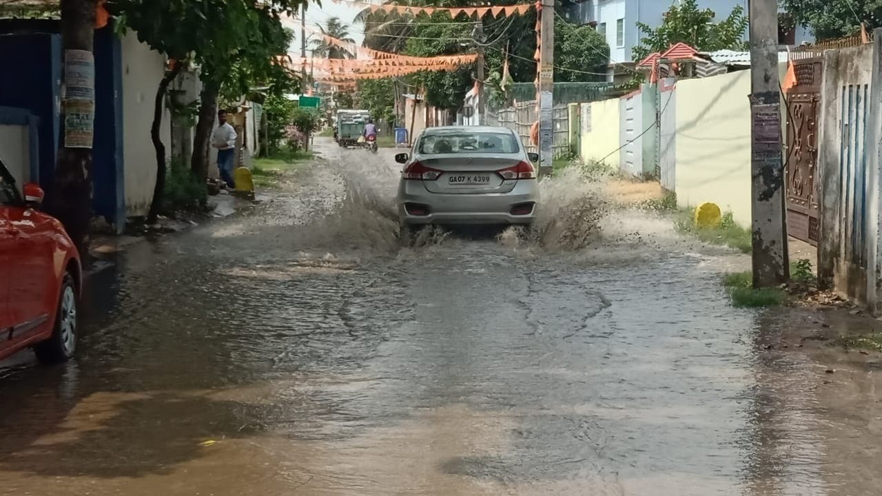 झमाझम बारिश से बढ़ी परेशानी, गली मुहल्लों में जमा हुआ पानी