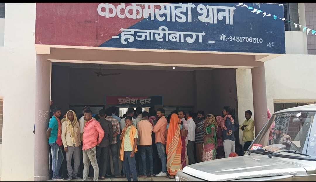 सड़क दुर्घटना में घायल युवक की मौत, हत्या का आरोप लगाया