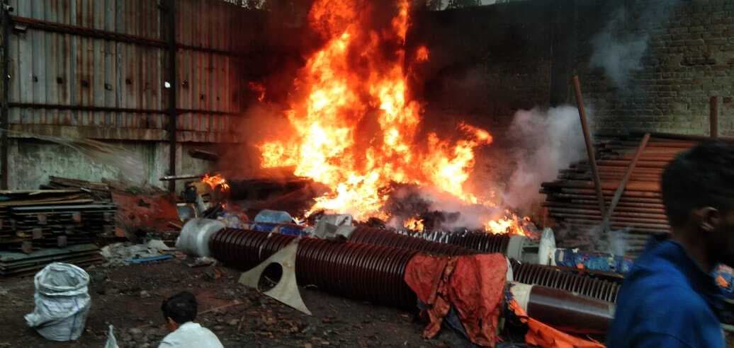 बर्मामाइंस : स्क्रैप गोदाम में लगी आग, दो दमकलों ने एक घंटे की मशक्कत के बाद बुझायी आग