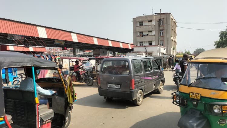जंक्शन पर जहां-तहां ऑटो लगानेवाले चालकों से परेशान हैं यात्री
