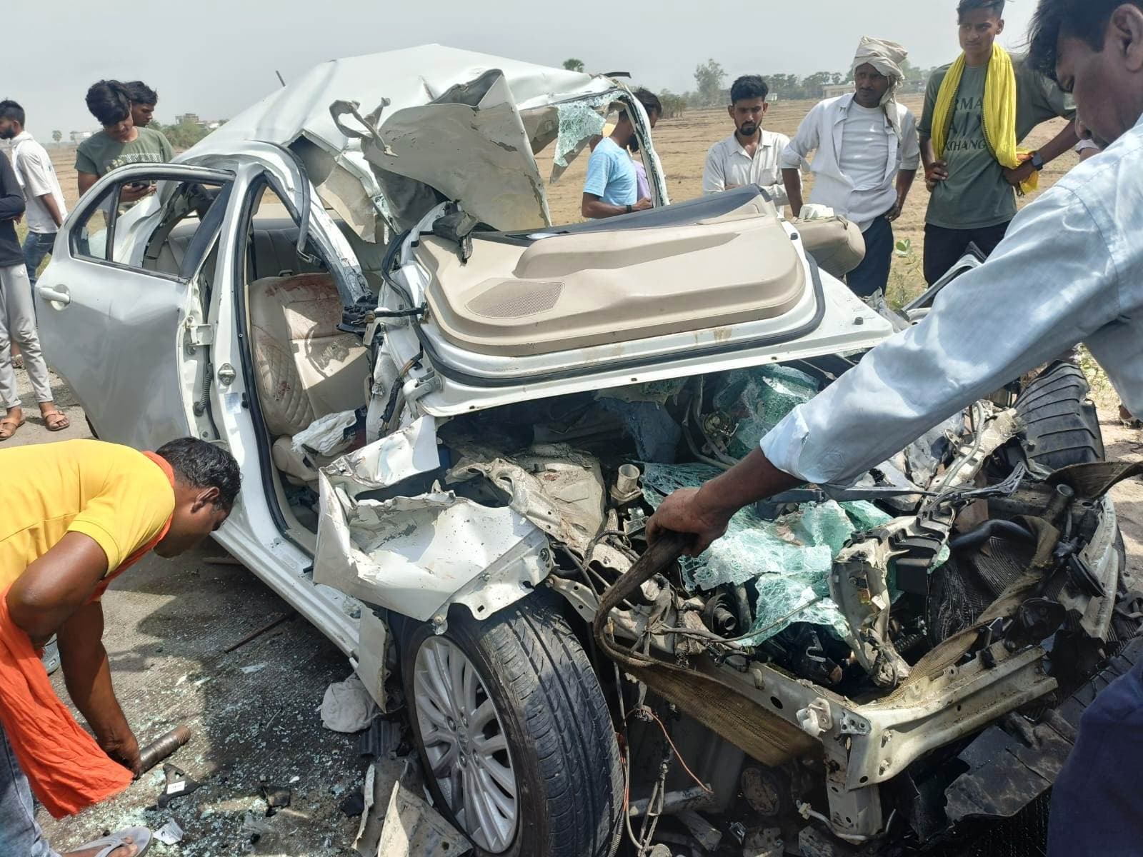 गया के आमस में खड़े ट्रक से टकरायी कार, बाप-बेटे सहित तीन की मौत