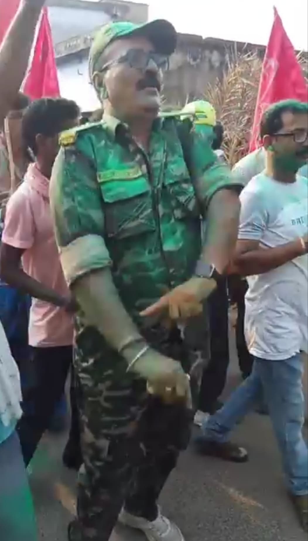 झामुमो के विजय जुलूस में कुंडहित थाना प्रभारी ने लगाये ठुमके, वीडियो वायरल