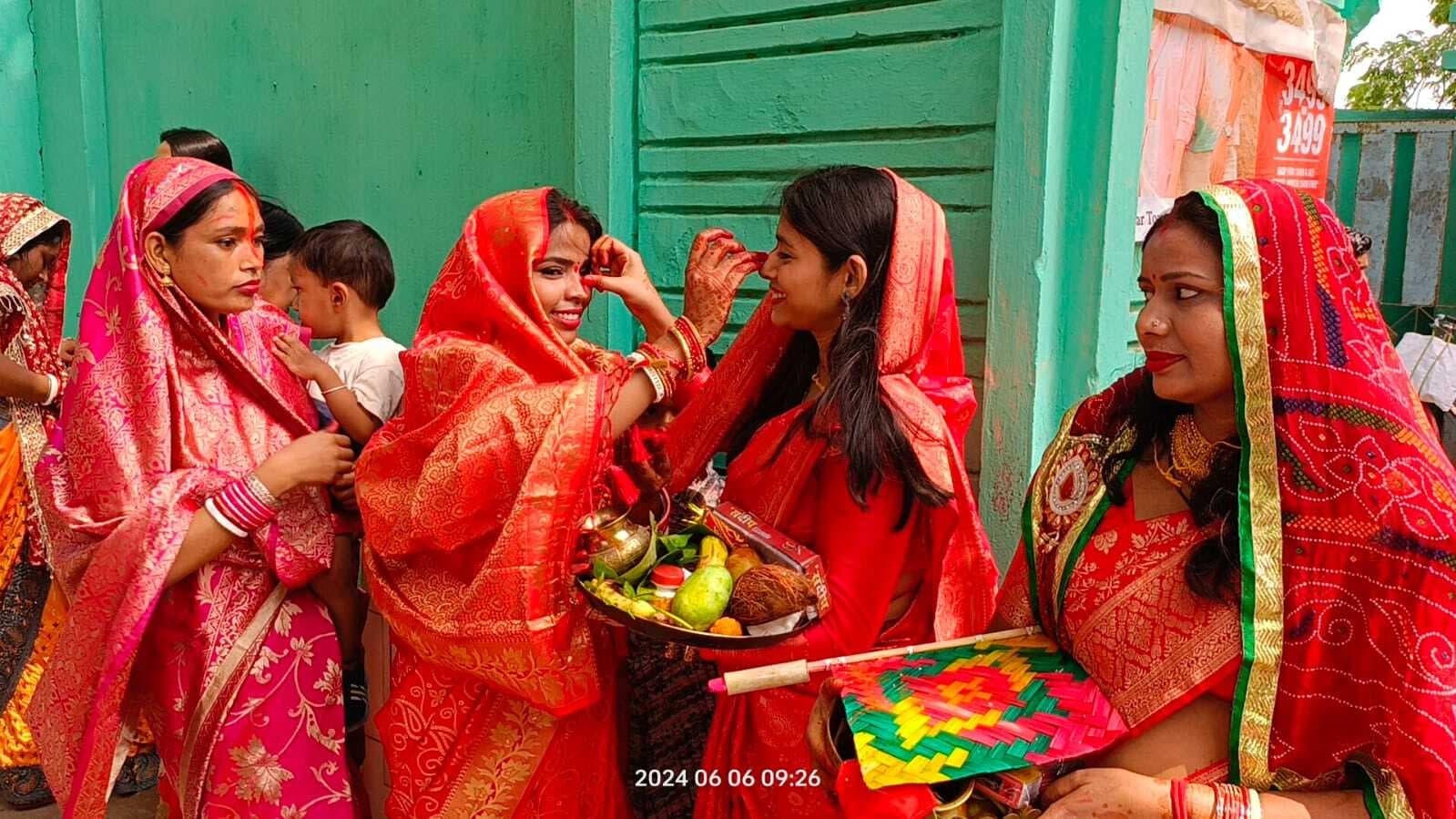 सुहागिनों ने पति की लंबी आयु के लिए की वट सावित्री की पूजा