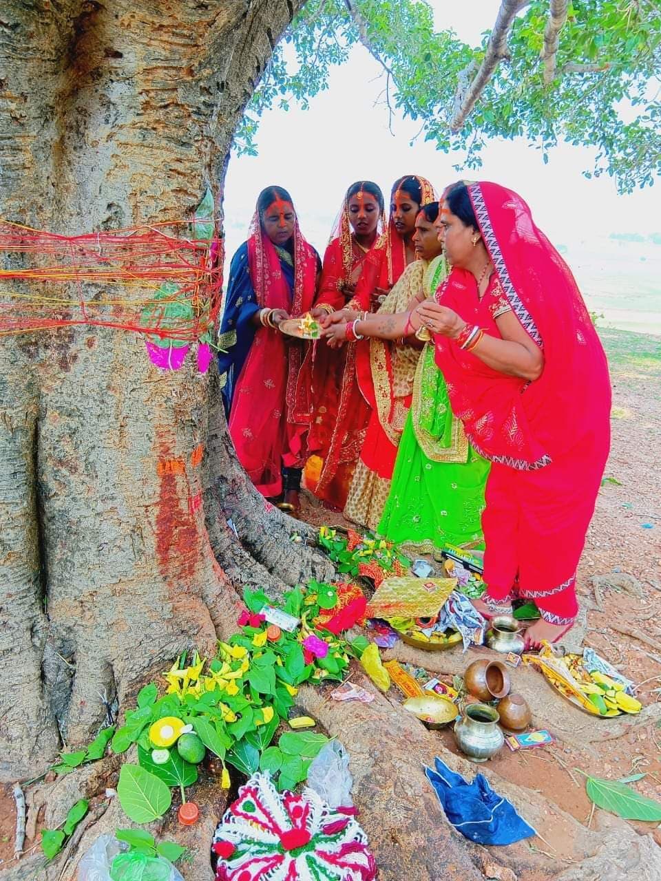 सुहागिनों ने पति की दीर्घायु के लिए की वट वृक्ष की पूजा