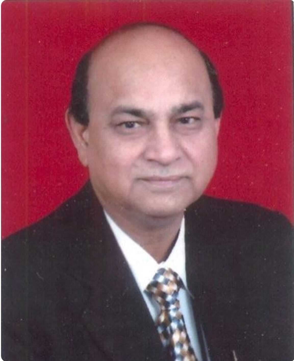 शहर के नेत्र रोग विशेषज्ञ डॉ सुरेंद्र सिंह का हार्ट अटैक से कोलकाता में निधन