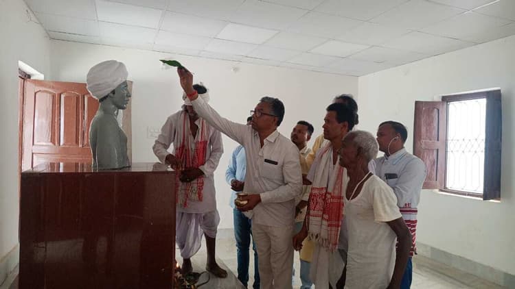 कालीचरण ने भगवान बिरसा मुंडा को किया नमन
