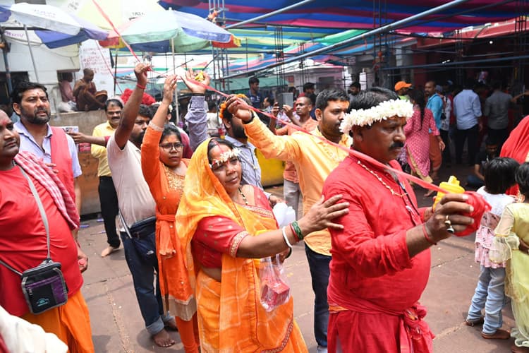 बाबा मंदिर में उमड़े श्रद्धालु