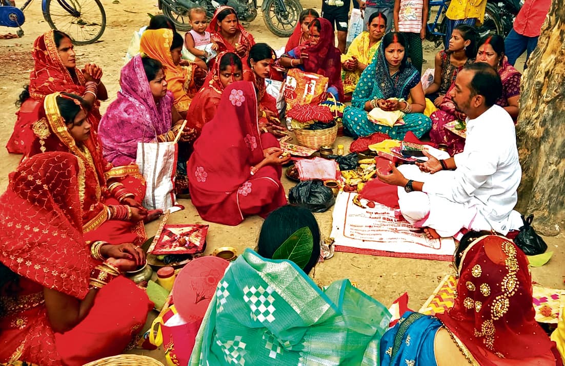 Jamui News : पति की लंबी उम्र की कामना को लेकर सुहागिन महिलाओं ने की वट सावित्री की पूजा