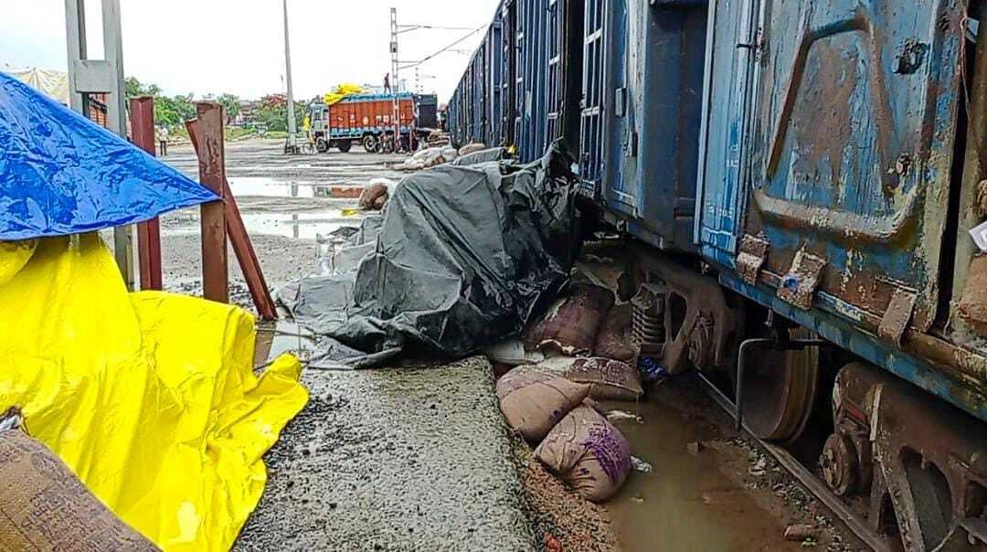 बारिश से जयनगर रेलवे रैक प्वाइंट पर रखा अनाज भींगा