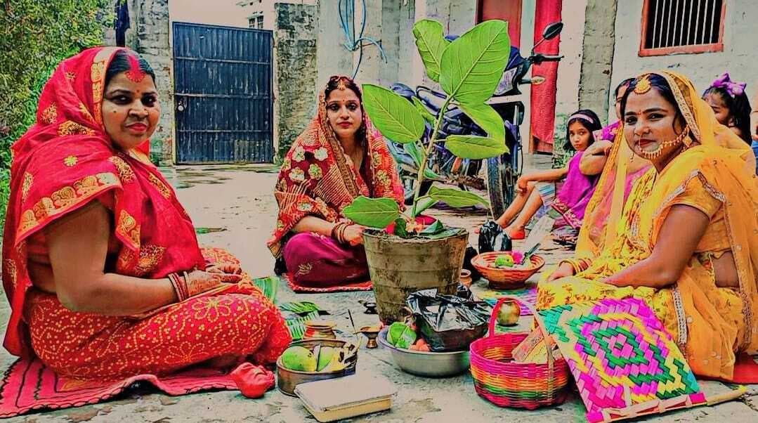 सुहागिन महिलाओं ने श्रद्धा व भक्ति भाव से की वटवृक्ष की पूजा