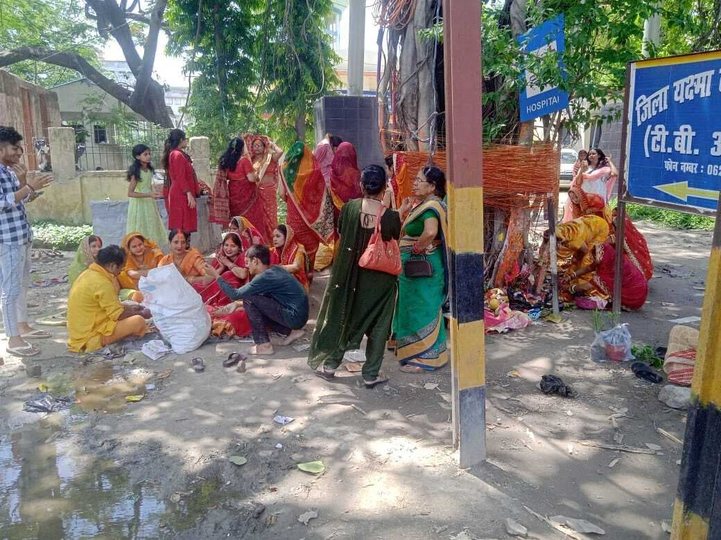 महिलाओं ने पति की लंबी उम्र के लिए की पूजा