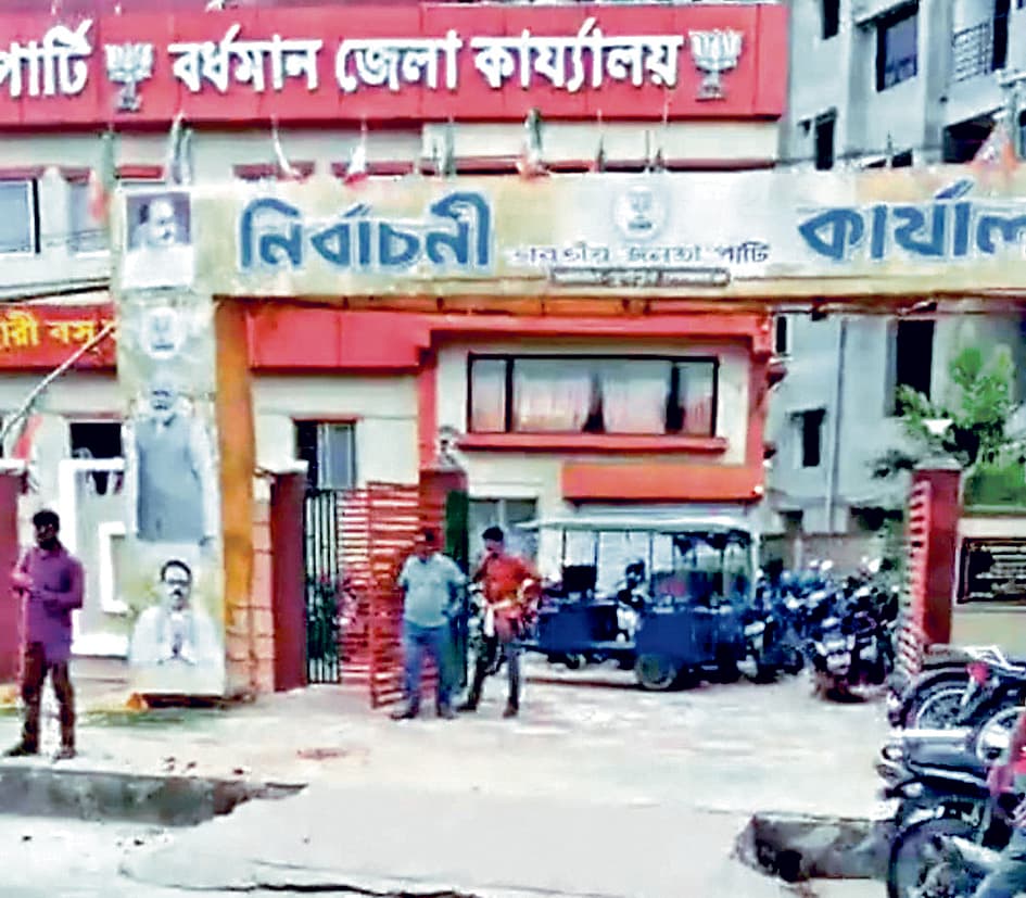 बर्दवान भाजपा दफ्तर में सैकड़ों विरोधी कार्यकर्ताओं का तांडव, दो महिलाएं जख्मी