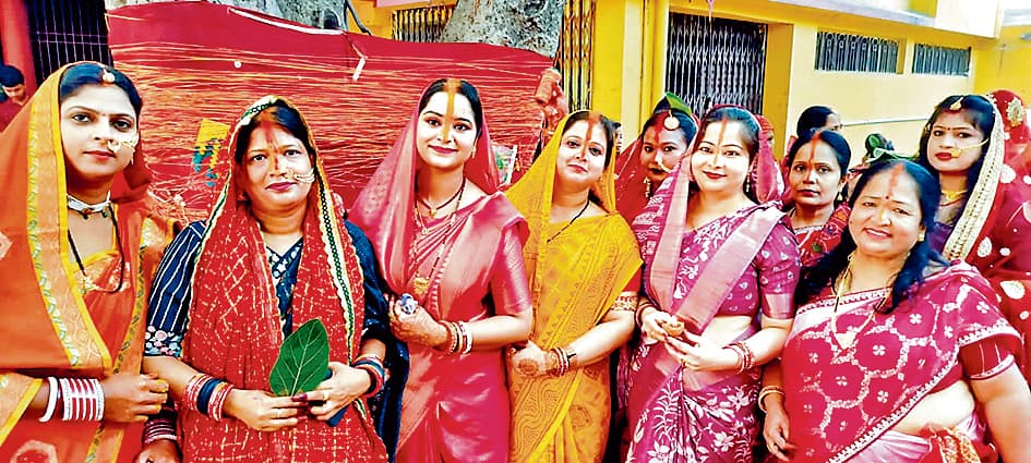 सुहागिन महिलाओं ने की वट सावित्री की पूजा
