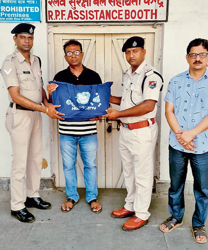 बांकुड़ा : आरपीएफ ने यात्री का ट्रेन में छूटा बैग लौटाया