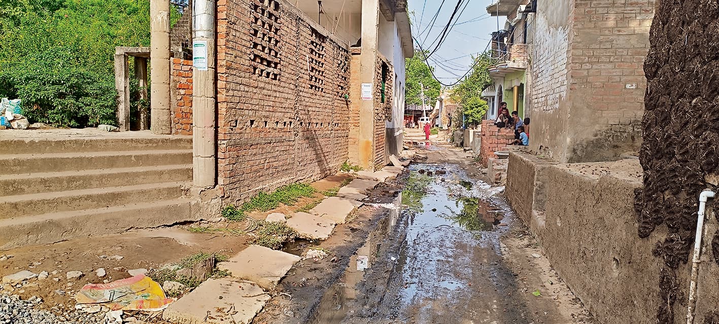 दो महीने के मानदेय भुगतान को लेकर सफाईकर्मियों का हड़ताल जारी, ठप है सफाई का काम