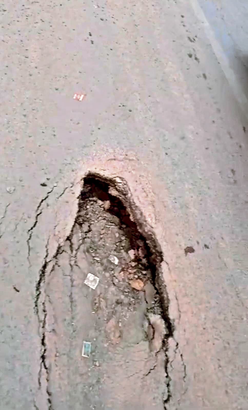 निगम क्षेत्र के बरहमपुर से दारोगा राय चौक के बीच कई जगह सड़क धंसा, रोज हो रही है दुर्घटनाएं