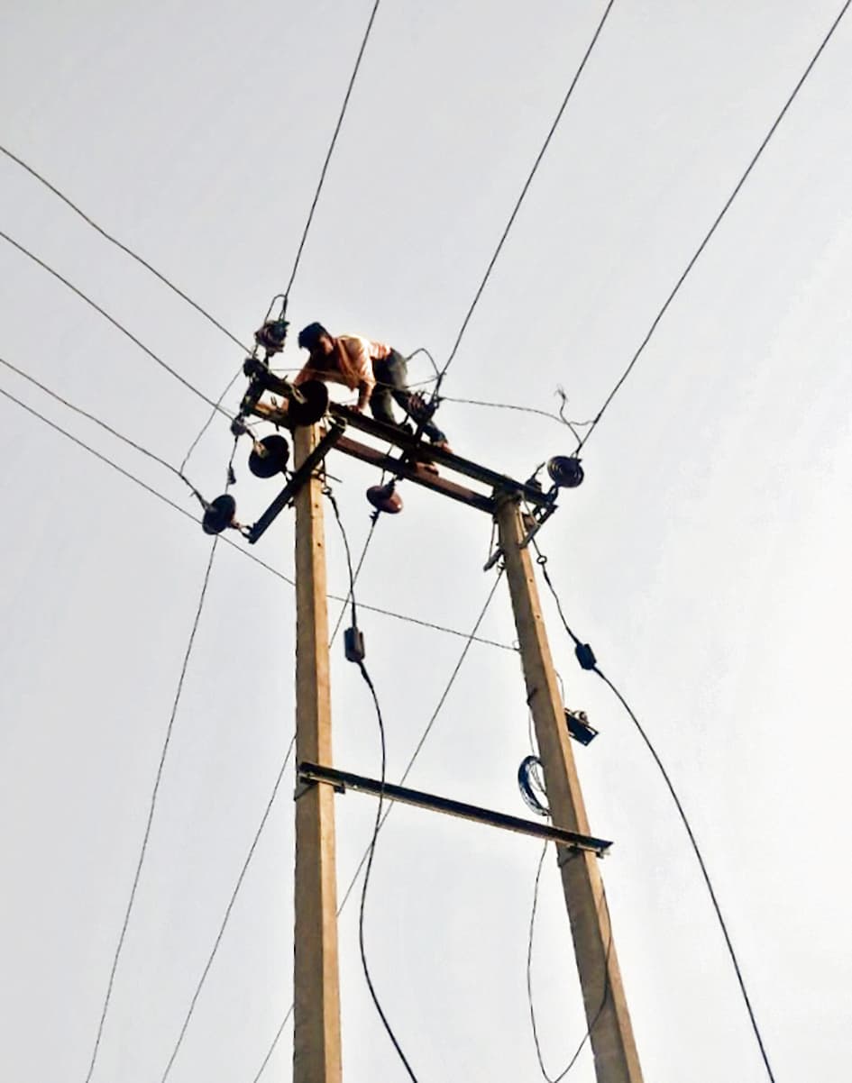 सेफ्टी किट के बिना जान जोखिम में डाल काम करते हैं बिजलीकर्मी