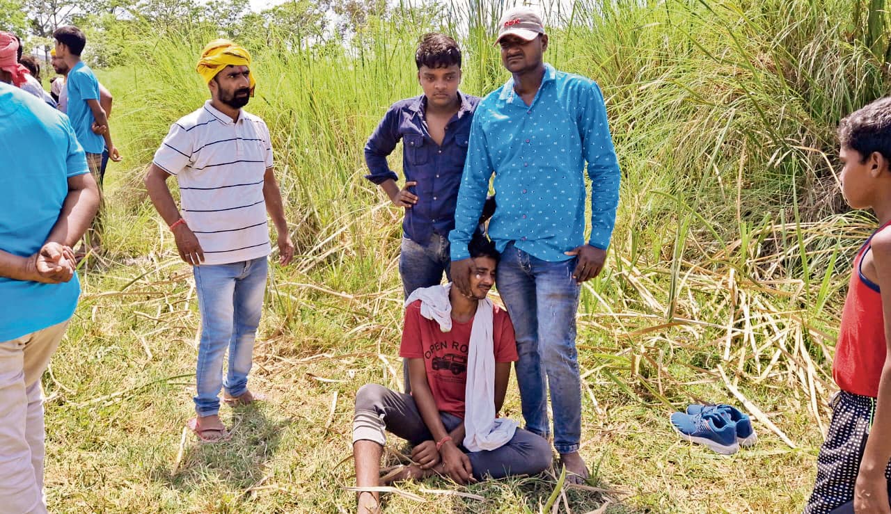 सिर पर नुकीले हथियार से हमला कर युवक की हत्या, कचरे के बीच फेंका शव