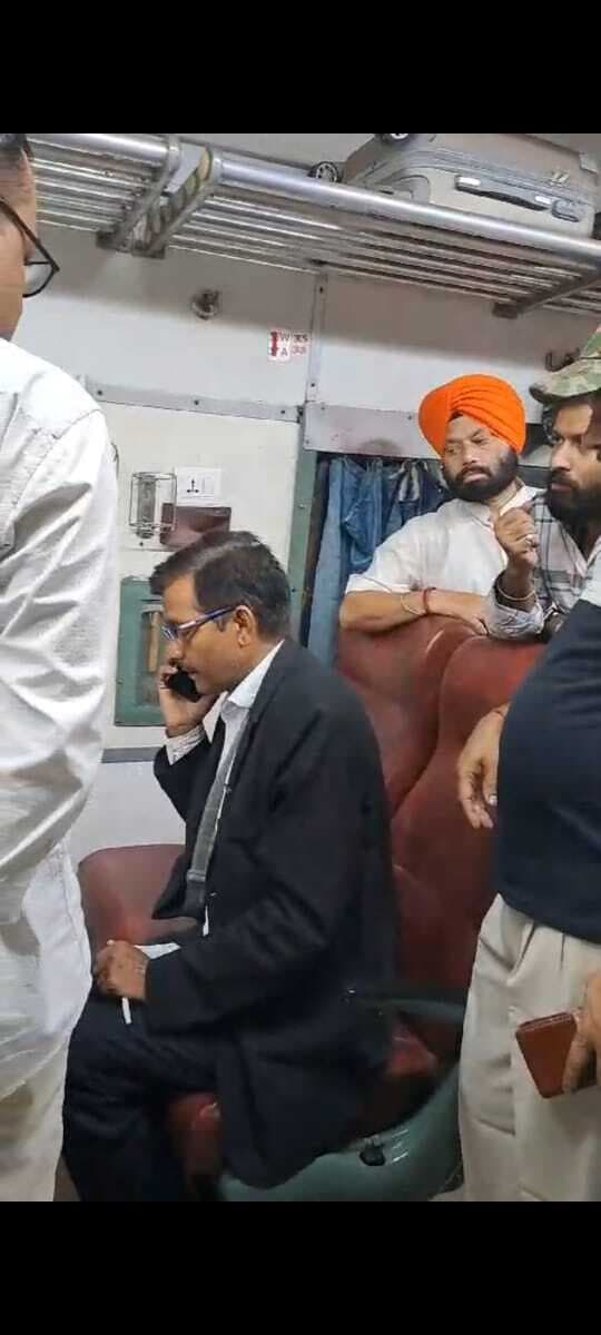 भभुआ-पटना इंटरसिटी एक्सप्रेस के एसी में आयी खराबी, यात्रियों ने किया हंगामा