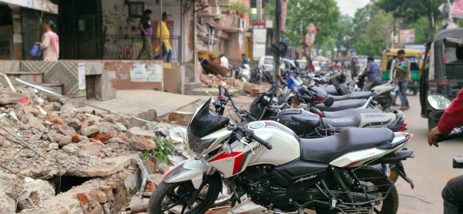 दो माह से साकची के बिल्डिंगों के पास घूम रही जमशेदपुर अक्षेस की कार्रवाई