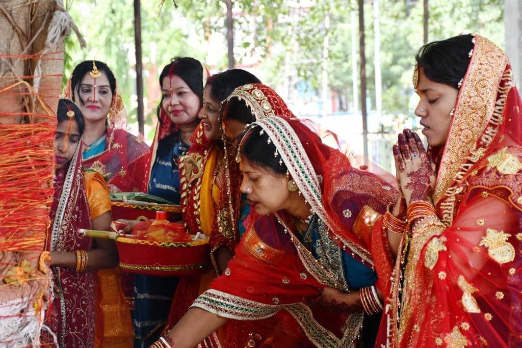 सुहाग की सलामती के लिए महिलाओं ने किया वट सावित्री व्रत