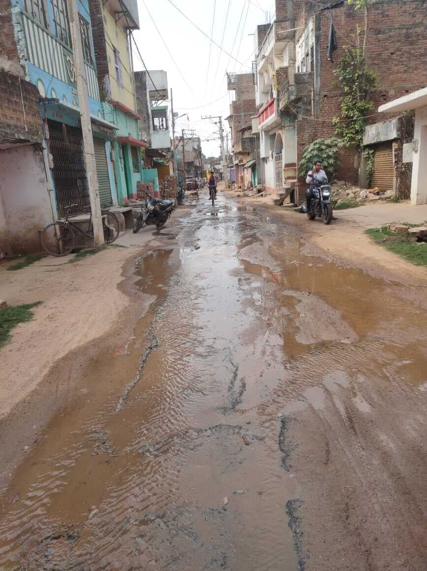 ट्रायल के दौरान सड़क तोड़ कर निकला पानी