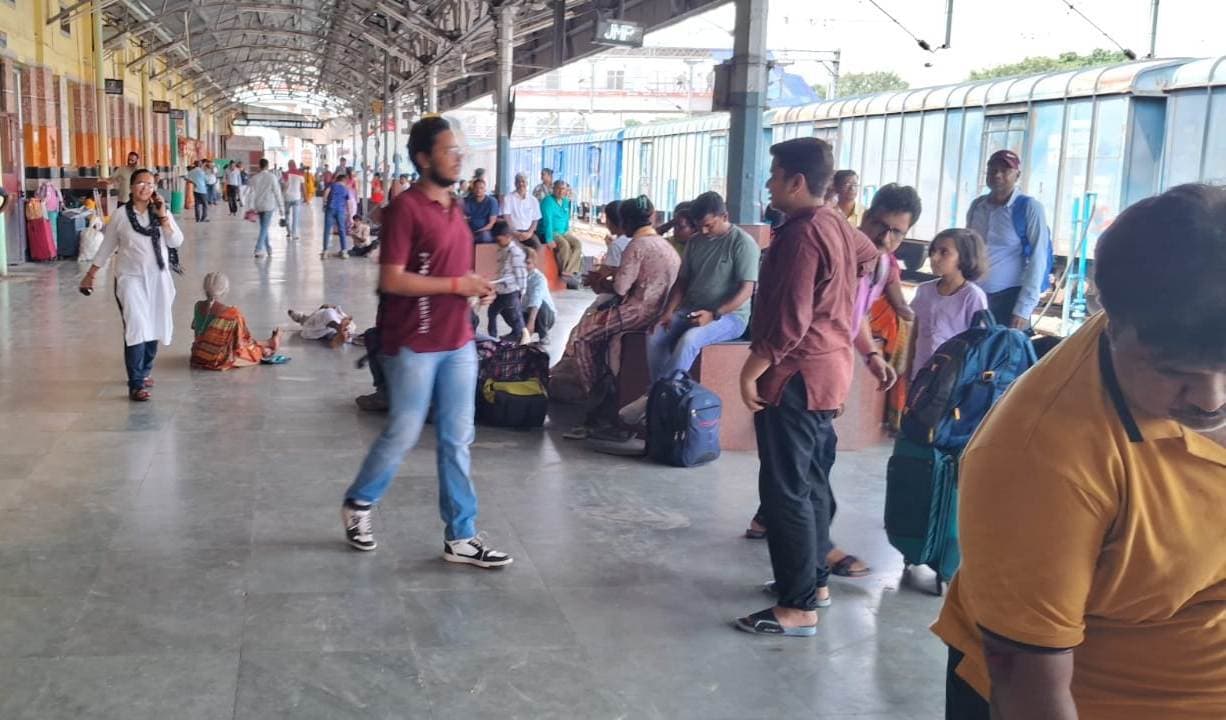 चार घंटे विलंब से जमालपुर पहुंची नई दिल्ली-भागलपुर फेस्टिवल एक्सप्रेस