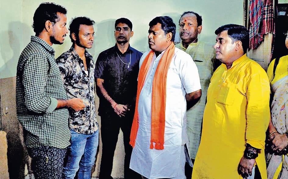 घर छोड़कर भागे भाजपा समर्थकों से मिले सुकांत मजूमदार