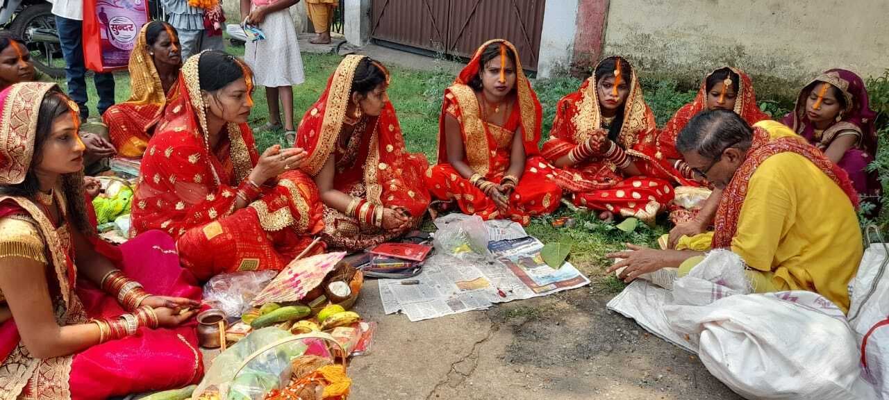 पति की मंगल कामना को लेकर महिलाओं ने की वट सावित्री की पूजा