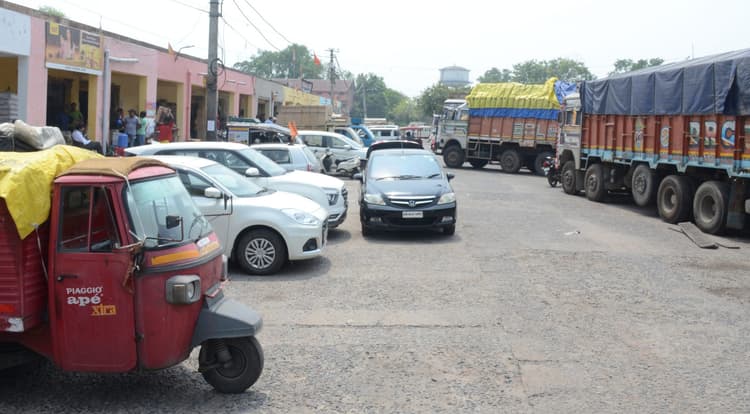 व्यवसायियों के लाखों रुपये के गुड़ और मटर हो गये खराब