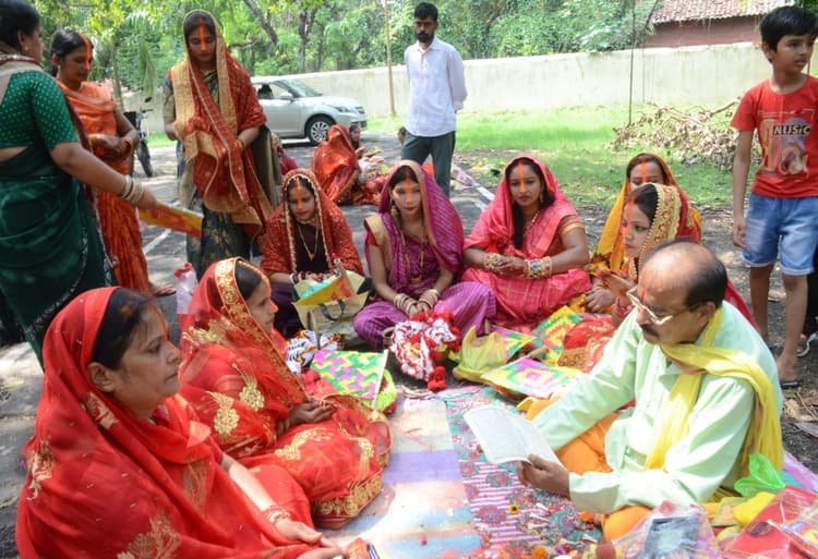 सुहागिनों ने की वट देवता की पूजा, मांगा अखंड सुहाग का आशीष