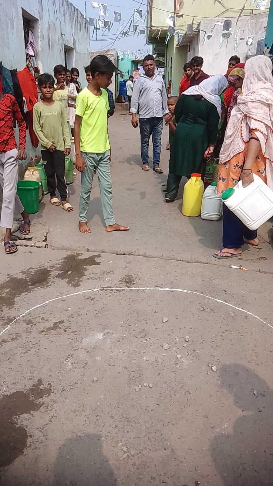 हैवी ब्लास्टिंग से उड़े पत्थर से महिला घायल, कई घर क्षतिग्रस्त