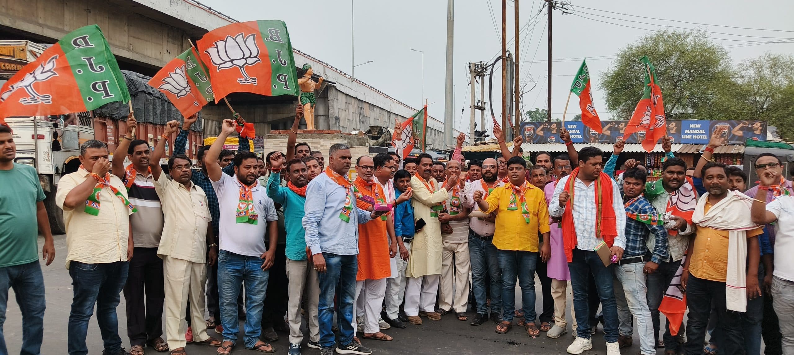 भाजपा कार्यकर्ताओं ने किसान चौक पर की आतिशबाजी