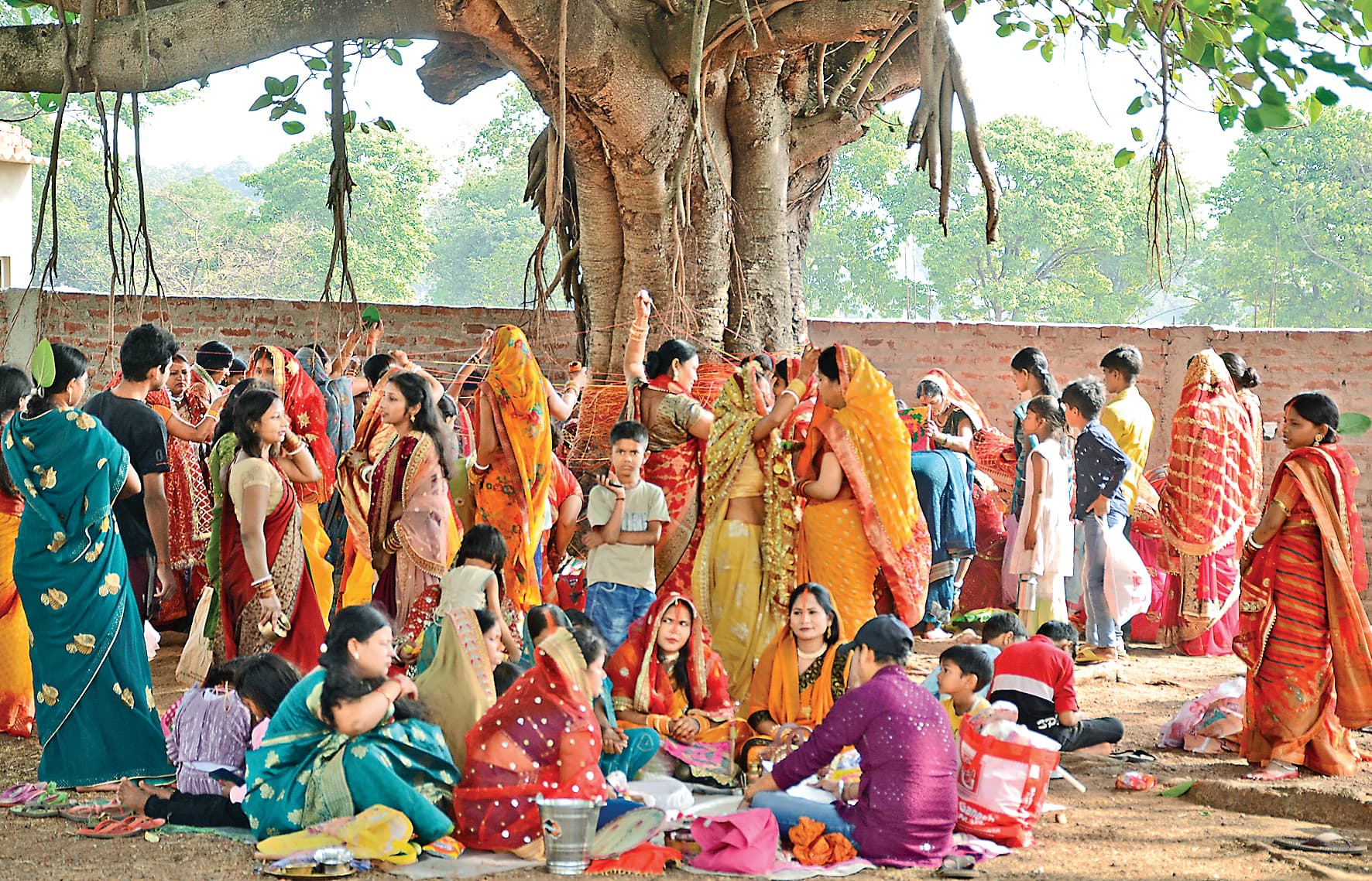 सुहागिनों ने वट की पूजा कर मांगी पति की लंबी उम्र