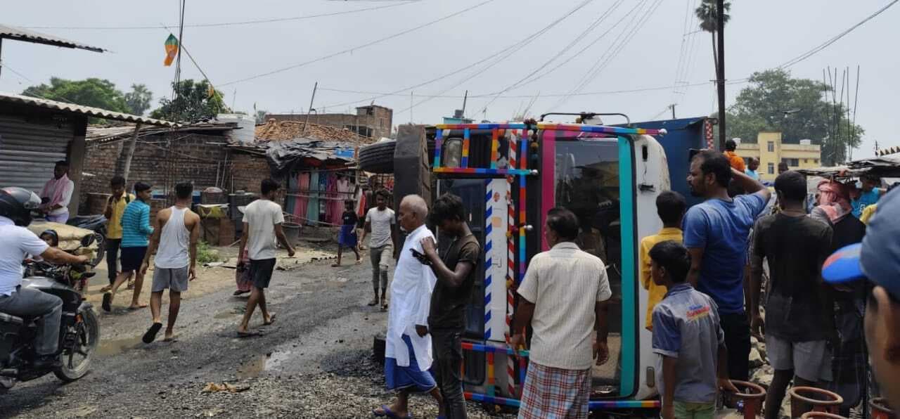 पत्थर लोड हाइवा असंतुलित होकर  पलटा, कोई हताहत नहीं