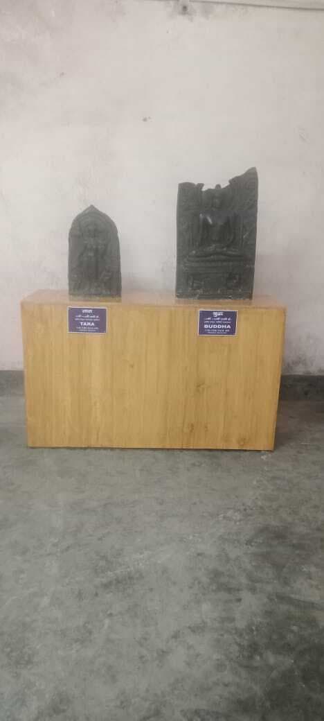 संत बाबा कारु खिरहर संग्रहालय में दो पेडेस्टल बनाकर रखी गयी मूर्तियां