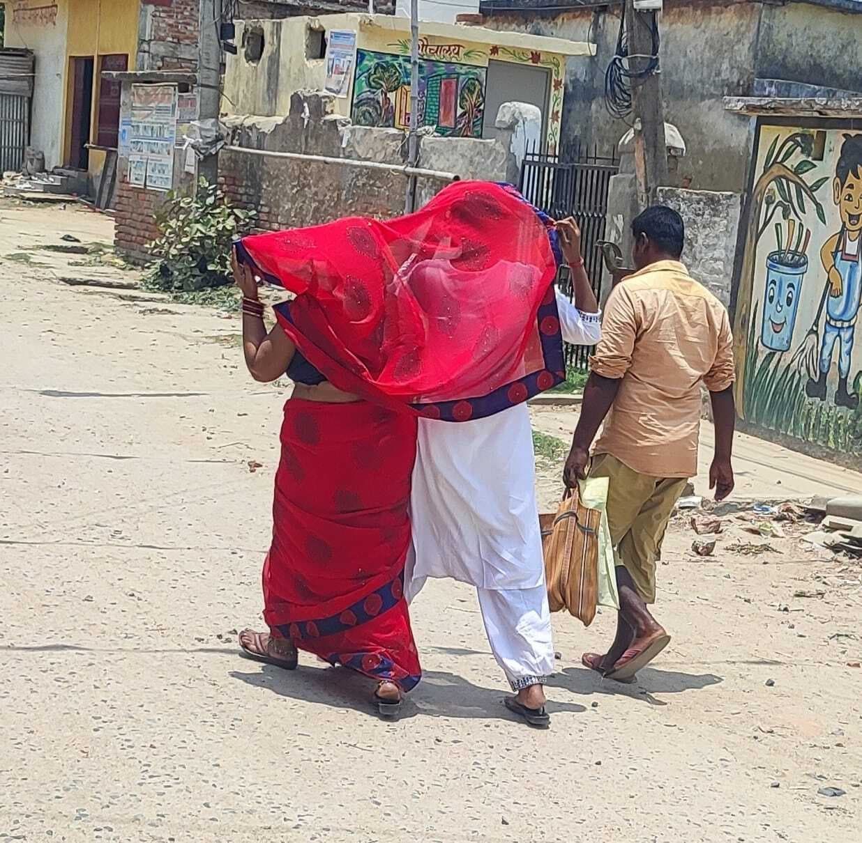 जून की तपती दोपहरी में लोगों का जनजीवन अस्त-व्यस्त