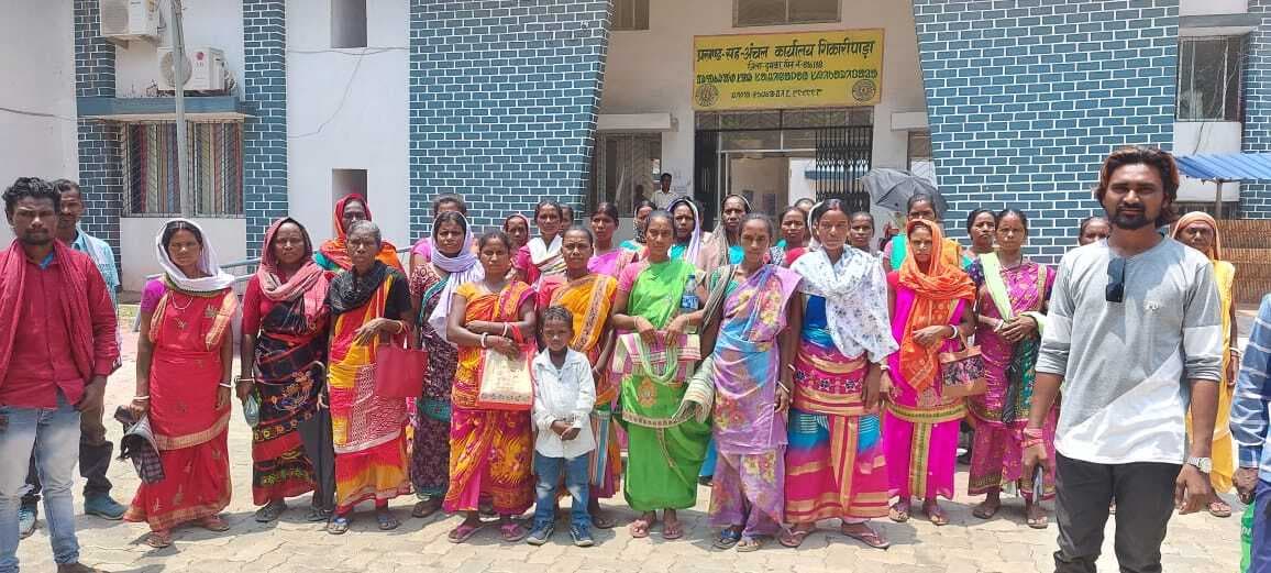 डीलर पर तीन माह से राशन नहीं देने का आरोप