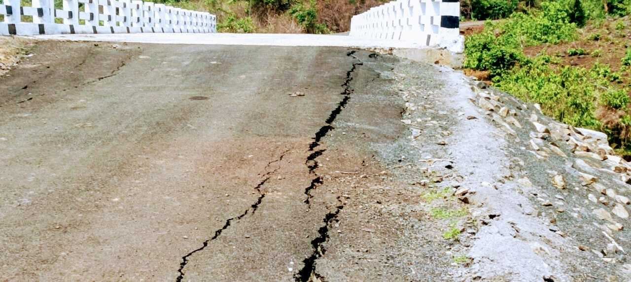 अनियमितता. संवेदक की लापरवाही व विभागीय अनदेखी उजागर, बनते के साथ ही 4.47 करोड़ की सड़क में आई दरार