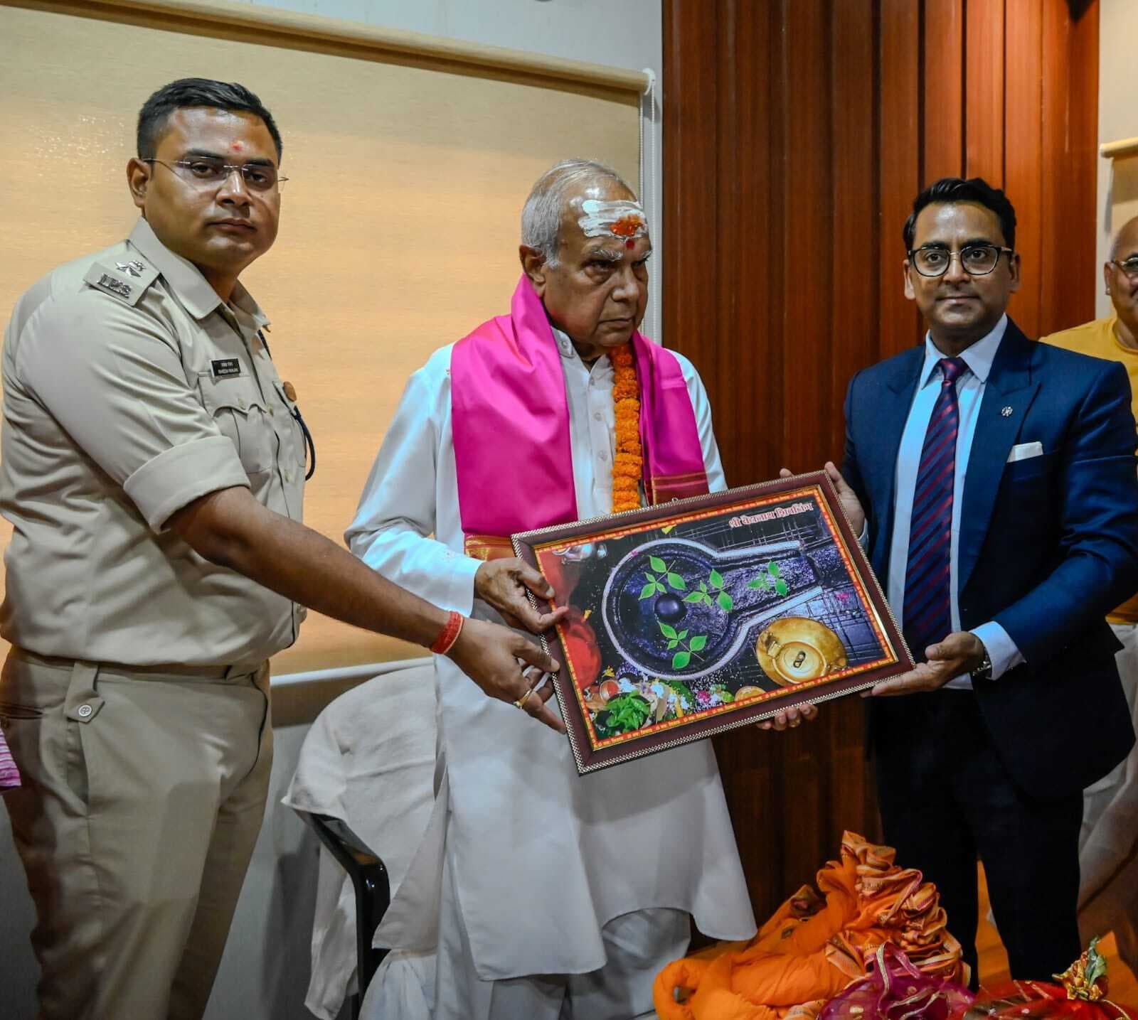 पंजाब के राज्यपाल ने बाबा बैद्यनाथ का किया जलाभिषेक