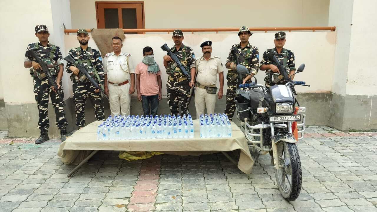 240 बोतल नेपाली शराब के साथ तस्कर गिरफ्तार, बाइक जब्त